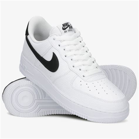 weiße nike schuhe mit glänzenenden logo